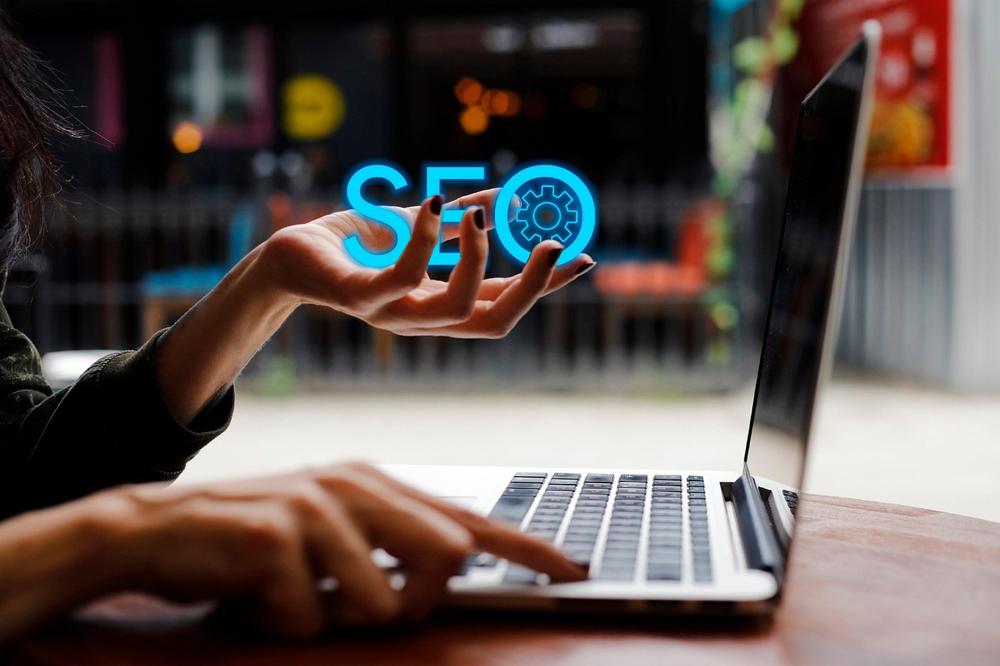 Jak dostosować content do algorytmu Google, by poprawić widoczność w wyszukiwarce?